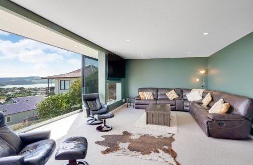 Raglan House | The Ultimate on Bow - Raglan Holiday Home