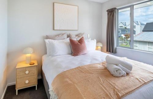 Edgeware Apartment | City Fringe Stay plus Garage and Sunny Balcony