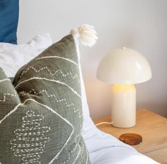 Edgeware Apartment | City Fringe Stay plus Garage and Sunny Balcony