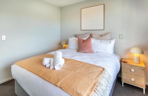 Edgeware Apartment | City Fringe Stay plus Garage and Sunny Balcony