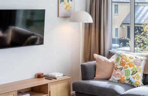 Edgeware Apartment | City Fringe Stay plus Garage and Sunny Balcony