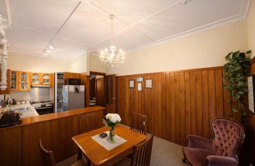 Te Kuiti House | 1920s Character Home & Private Garden Retreat