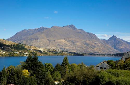 Frankton House | Lake Views and Spa - 10 min to CBD 3Bed Sofa bed