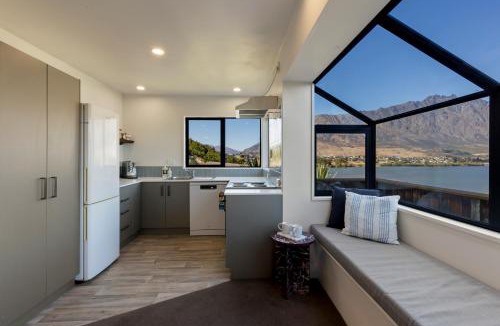 Frankton House | Lake Views and Spa - 10 min to CBD 3Bed Sofa bed
