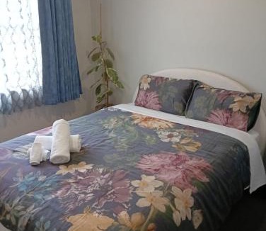 Hornby House | Modern Group Retreat - Minutes from Christchurch City Centre