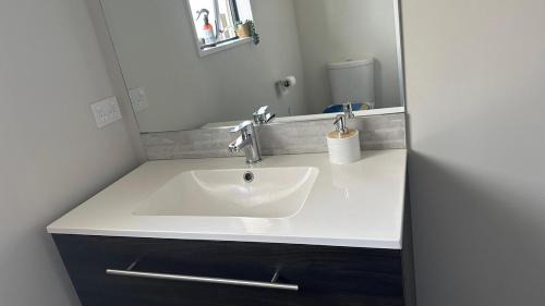 Hornby House | Modern Group Retreat - Minutes from Christchurch City Centre