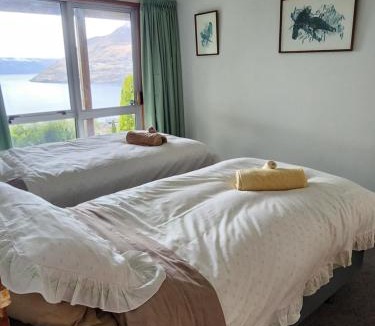 Fernhill House | Greenstone Panorama - Family Bach - Stunning Views