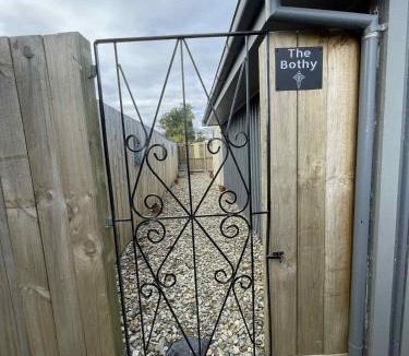 Lake Hawea Apartment | The Bothy by the lake