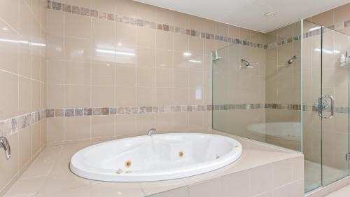 Auckland Central Business District Apartment | Unrivalled 3 Bed Residence Epic Harbour Views
