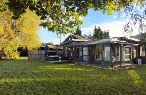 Ngongotaha House | Stillwater Cottage - Stunning Lakefront Location with Spa & Kayaks