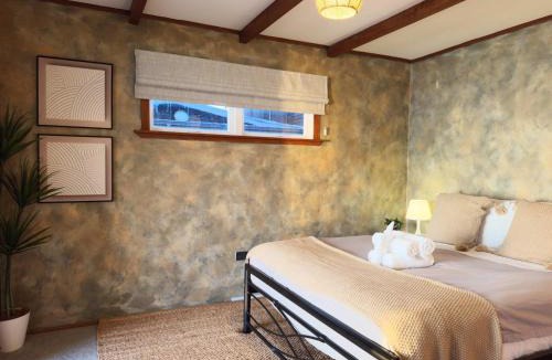 Ngongotaha House | Stillwater Cottage - Stunning Lakefront Location with Spa & Kayaks