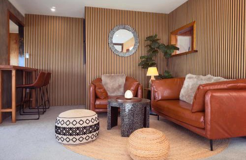 Ngongotaha House | Stillwater Cottage - Stunning Lakefront Location with Spa & Kayaks