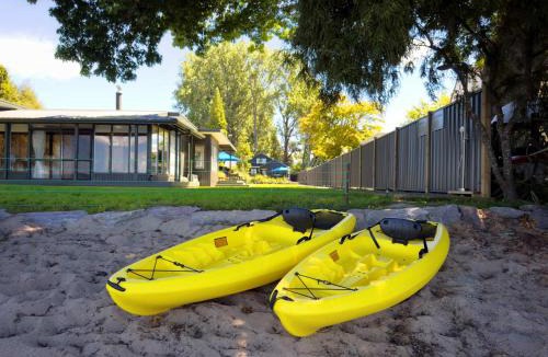 Ngongotaha House | Stillwater Cottage - Stunning Lakefront Location with Spa & Kayaks