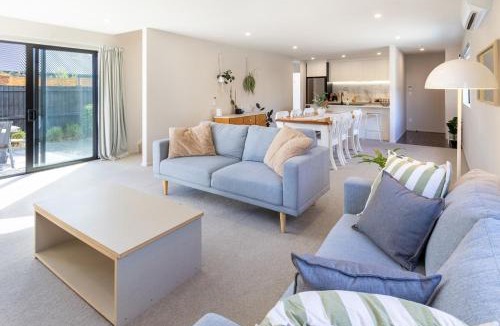 Upper Riccarton Apartment | Riccarton Family Home - 3BR, Backyard & Garage