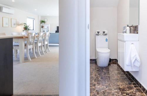 Upper Riccarton Apartment | Riccarton Family Home - 3BR, Backyard & Garage