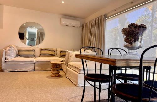 Mount Maunganui Apartment | Modern Beach Apartment with Pool & Location