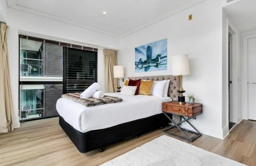 Auckland Central Business District Apartment | Glamorous Getaway - Heart of the Viaduct 'Quays'