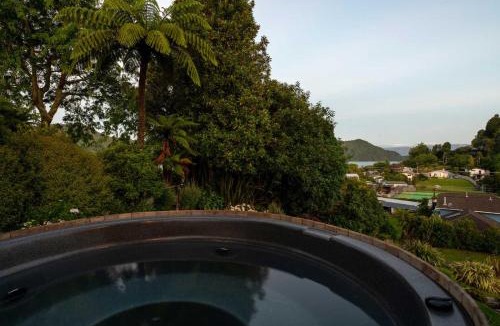 Lake Okareka House | Green Haven Lake House - Lake Views Games Room & Spa Pool