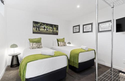 Campbells Bay Apartment | Mairangi Bay 2BR Retreat, Walk to Beach, Secure Parking