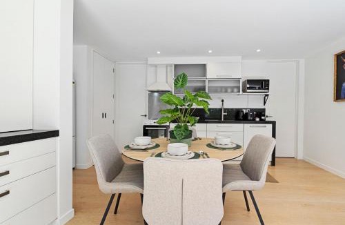 Campbells Bay Apartment | Mairangi Bay 2BR Retreat, Walk to Beach, Secure Parking