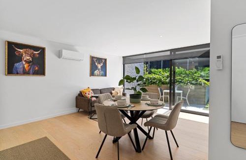 Campbells Bay Apartment | Mairangi Bay 2BR Retreat, Walk to Beach, Secure Parking