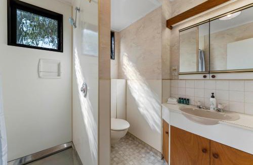 Wharewaka House | Rejoyce Holiday Home - Taupo