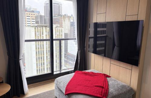 Auckland Central Business District Apartment | Entire Apartment 21st Floor Queen Street with Free Parking
