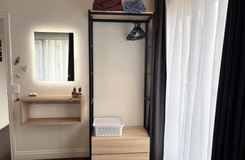 Auckland Central Business District Apartment | Entire Apartment 21st Floor Queen Street with Free Parking