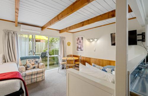 Two Mile Bay Hotel | Cottage Mews Motel