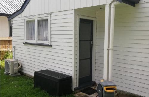 Hamilton Apartment | Songbird Sleepout with bathroom and mini kitchenette