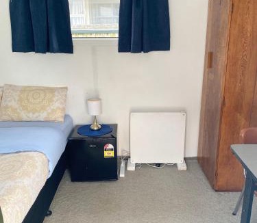Hamilton East Ski Chalet | Cozy Cabin with Covered Deck Near Hamilton Garden, CBD and Waikato Hospital