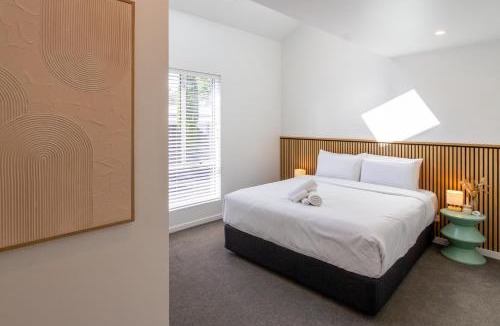 Christchurch Apartment | Spacious 6BR Family Home - Double Garage