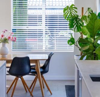 Christchurch Apartment | Spacious 6BR Family Home - Double Garage