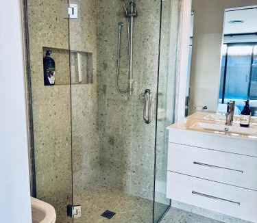 Kawarau Falls House | Dual Living For Family & Groups Of 10