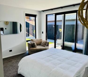 Kawarau Falls House | Dual Living For Family & Groups Of 10