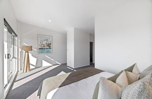 Christchurch City Centre Apartment | Chic City Apartment, Sleeps 7, Pool, Gym & 2 Parks