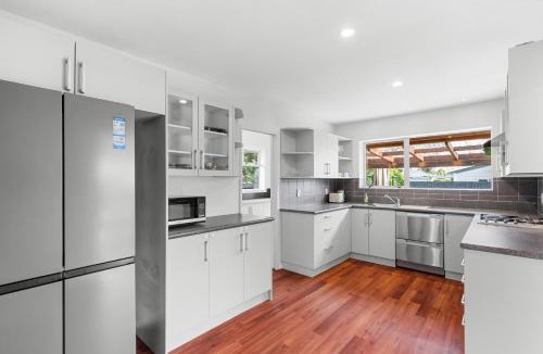 Burnside Villa | Peaceful four bedroom holiday house near airport