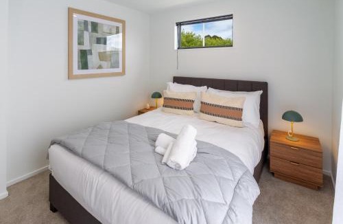 Christchurch City Centre Apartment | Spacious 3-Bedroom City Retreat with Garage