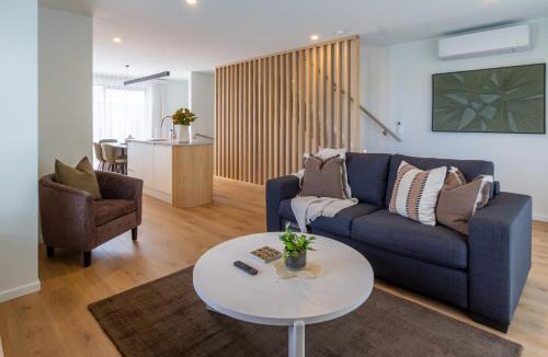 Christchurch City Centre Apartment | Spacious 3-Bedroom City Retreat with Garage