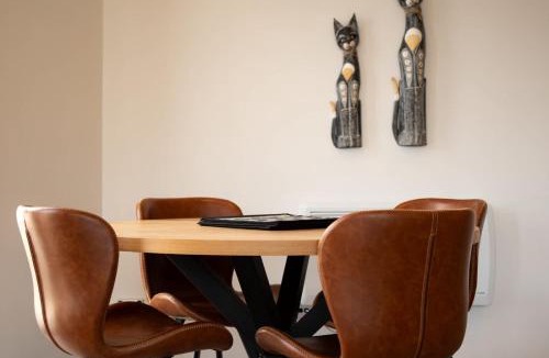 Kelvin Heights Apartment | Sunlit Serenity Lakefront Apartment