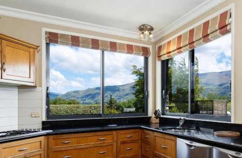 Wanaka Villa | Beacon Point Lakeview Escape - Spacious - Stylish