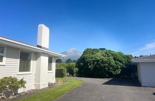 Kaponga House | Mount Taranaki Basecamp 4BR Farmhouse & Games Room