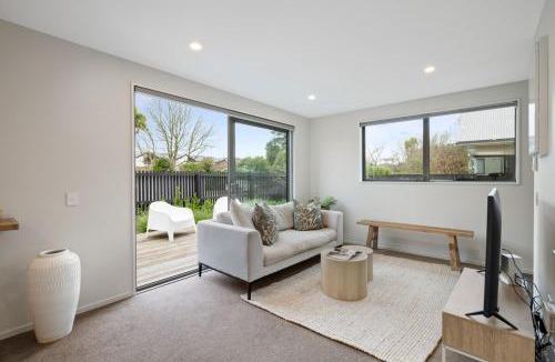 Addington House | Cozy Town House - Walk to Addington Raceway