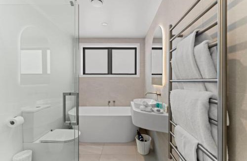 Omanu House | Premium Home with Sauna & Parking - Steps to Beach