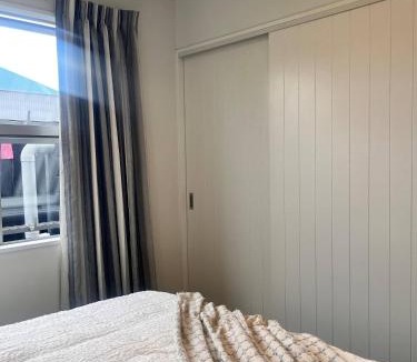 Edgeware House | Central City Cozy Queen Room