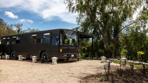 Pohara House | Unique House Bus Pōhara Walk to Beach
