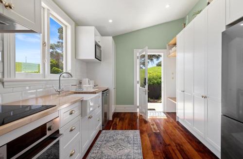 Karioitahi Villa | Luxury Historic Escape with Twin Outdoor Baths with Views
