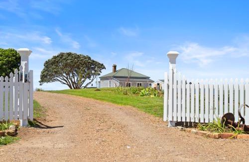 Karioitahi Villa | The School Teachers House Historic Cottage