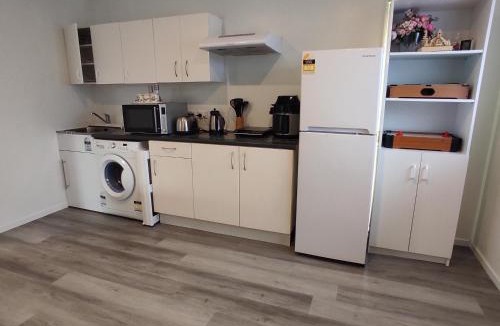 The Gardens Apartment | Quiet 40m Studio - Kitchen, Washer, AC, Work Desk