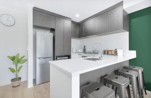 Hamilton East Villa | Brand New, King-Bed, Central City -By KOSH